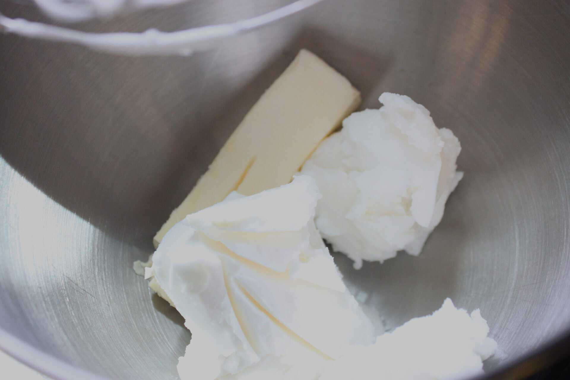5-Ingredient Buttercream Frosting That’s Light, Fluffy, and Delicious ...