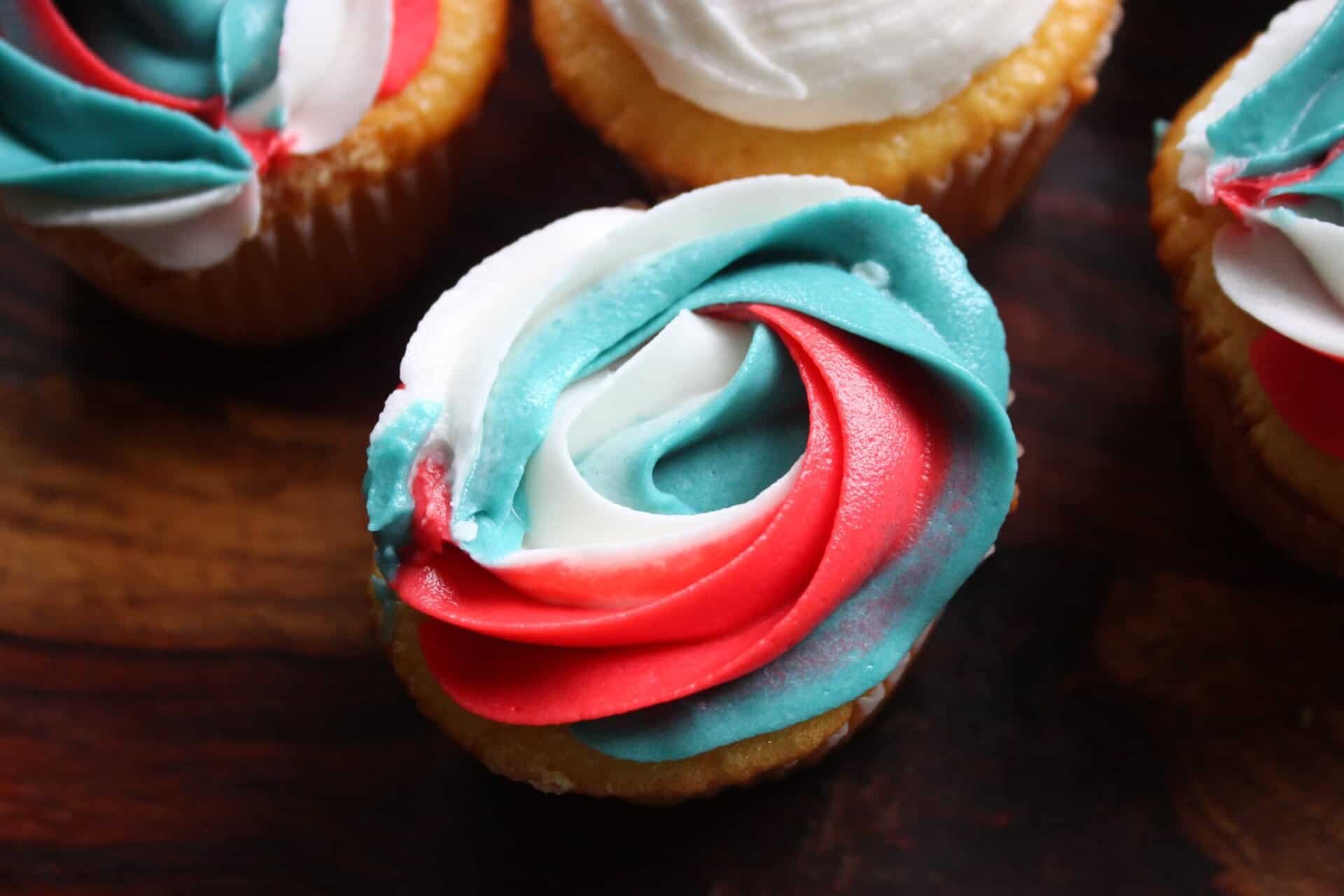 Easy 4th of July Cupcakes with Red, White & Blue Patriotic Swirls ...