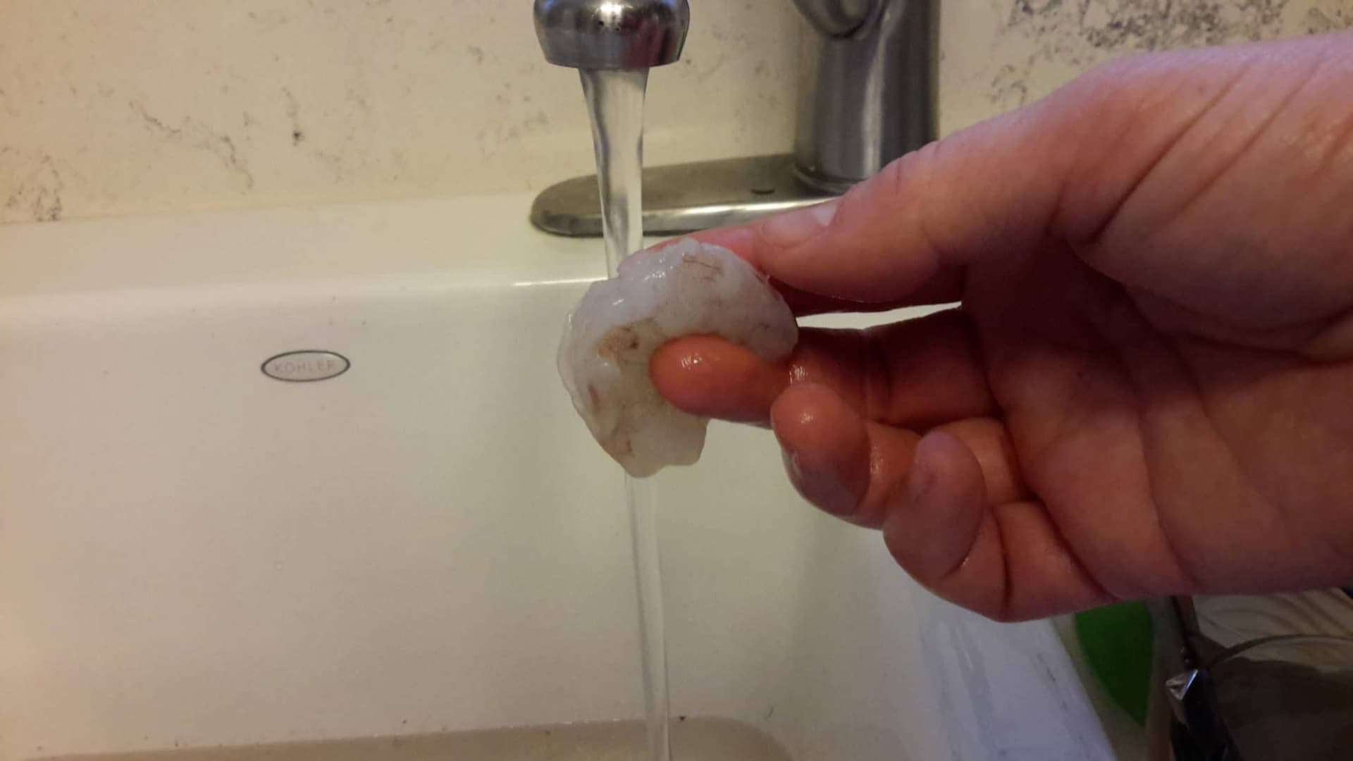 Master How to Peel and Devein Shrimp in 3 Foolproof Steps! 4 Rinsing the Cleaned Shrimp